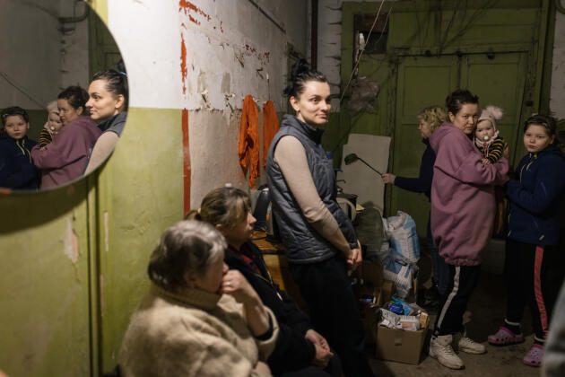 Dans un abri de Sievierodonetsk, dans le Donbass, le 20 avril 2022. A droite, Marguarita, 13 mois, dans les bras de sa mère Yulia (35 ans).