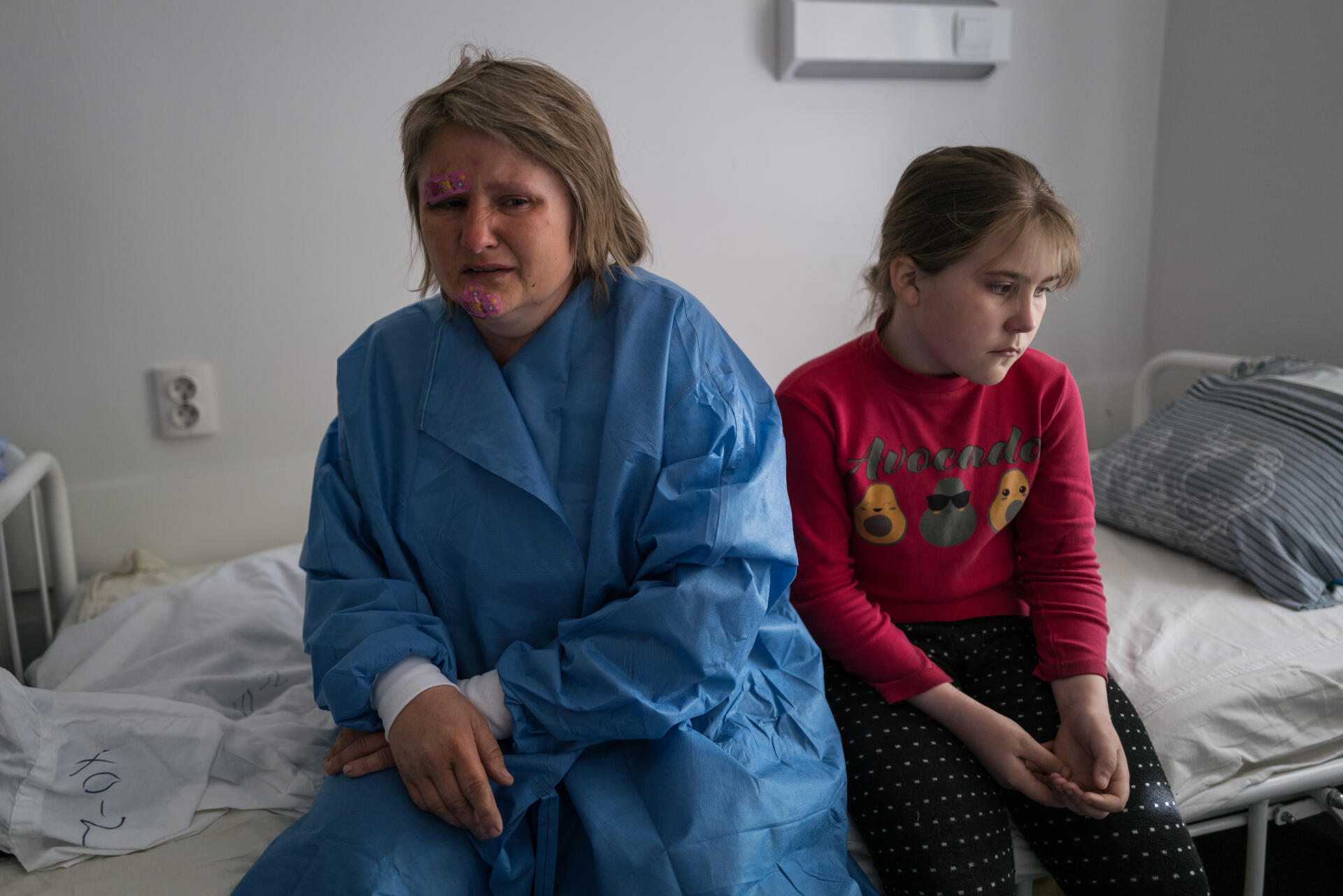 Tatiana,  44 ans, et sa fille, Dasha, 10 ans, sont à l’hôpital de Sloviansk, dans le nord de la région de Donetsk (Ukraine). La mère a été blessée lors d’un bombardement à Lyman, une ville voisine, le 24 avril 2022.