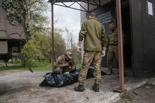 The morgue in Sloviansk (Donetsk region, Ukraine) just received the body of a 38-year-old Ukrainian pilot on April 23, 2022. The cold rooms are full, about fifteen bodies are stored on the floor in black bags.