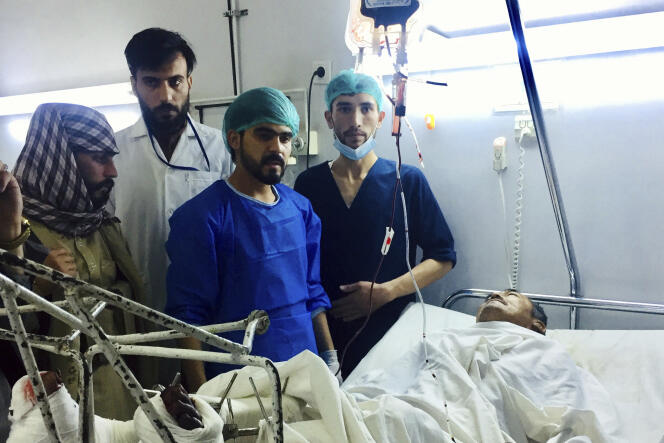 Un homme blessé pris en charge à l?hôpital, après l?attentat à la bombe à Mazar-e-Sharif, au nord de l?Afghanistan, le 28 avril 2022. 