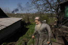 Donbass, le 26avril 2022. Un bombardement a eu lieu à Serevodonest. Sergey 77ans, vit toujours ici avec sa femme.