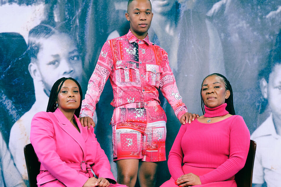 Thebe Magugu avec sa mère Iris Magugu (à droite en robe) et sa tante Esther Magugu (en tailleur pantalon à gauche), à Johannesburg en Septembre 2021. La collection s’intitule GENEALOGY.