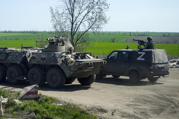 Des véhicules militaires russes patrouillent sur une route à l’extérieur de Marioupol.