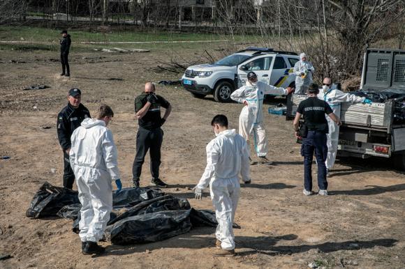 Etterforskere fra det franske gendarmeriet var til stede 15. april på stedet for massegraven til St. Andrew-kirken i Boutcha.