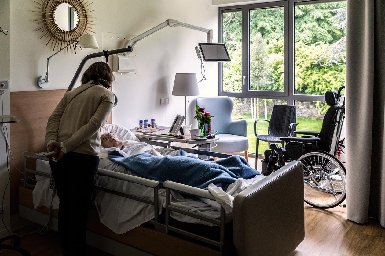 Renée Queyrel, 93 ans, une patiente de la Maison de Nicodème, reçoit la visite d’une bénévole d’accompagnement. A Nantes, le 24 avril 2022.