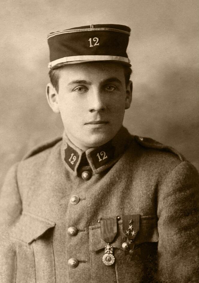 Louis Destouches, dit Louis-Ferdinand Céline, portant ses décorations militaires (1915).