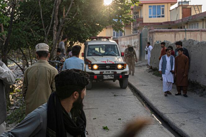 Las ambulancias estaban presentes cerca de la mezquita Khalifa Saib en el centro de Kabul para transportar a los heridos a un hospital cercano.