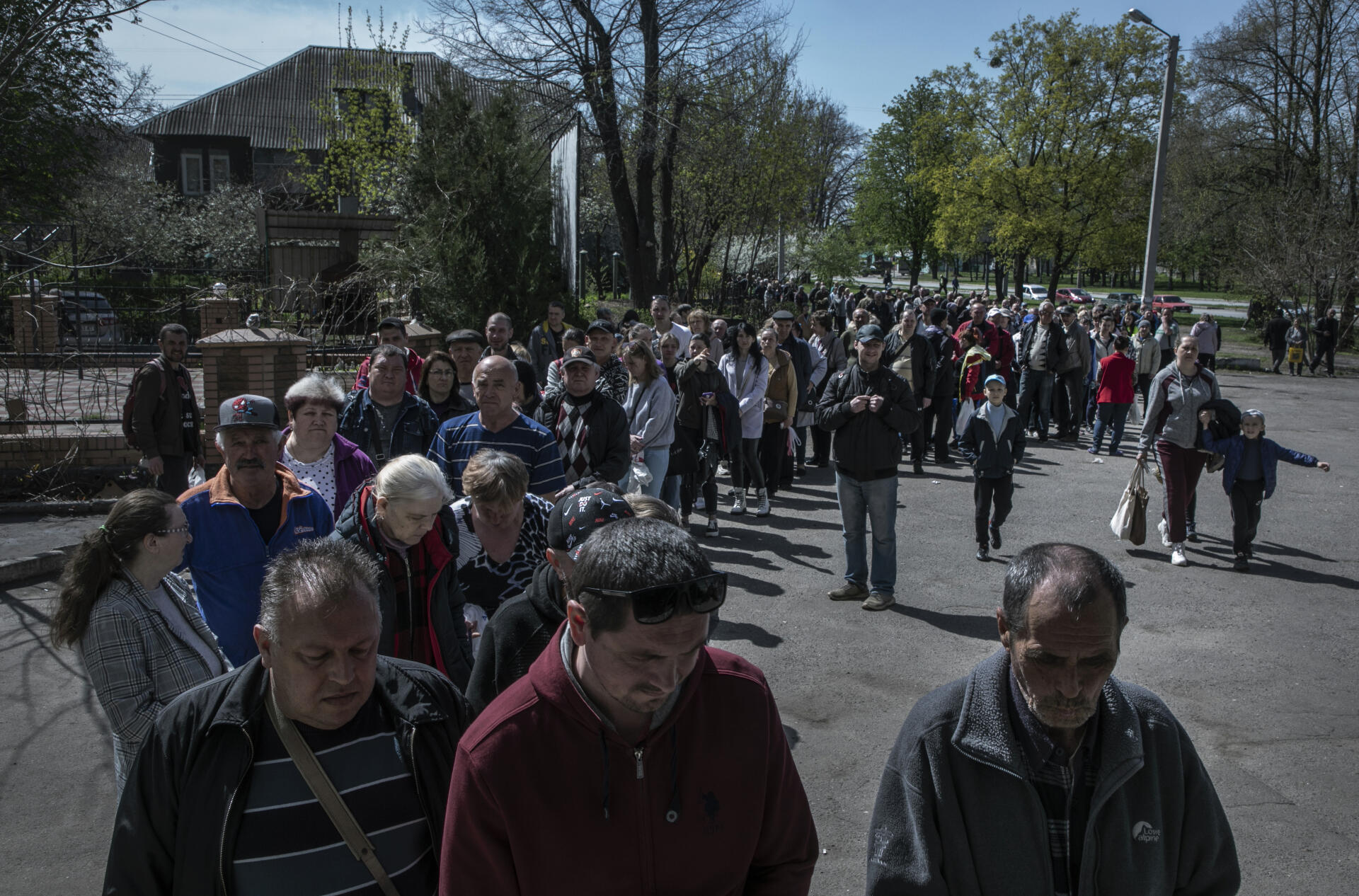 Des habitants de Kharkiv (Ukraine), où la grande majorité des commerces sont fermés, attendent leur tour pour bénéficier d’une distribution de nourriture, le 25 avril 2022