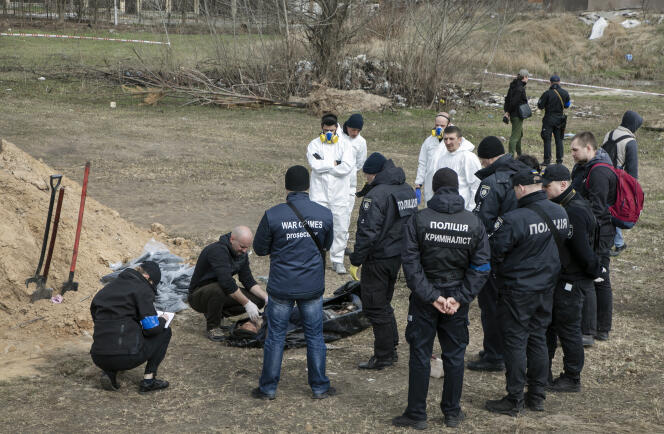 La police de Boutcha déterre et répertorie les corps des civils tués pendant l’occupation de la ville par les Russes, le 8 avril 2022.
