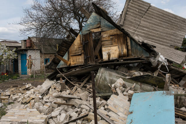 A missile was dropped in a yard in Sloviansk (Donetsk region, Ukraine) on April 23, 2022. It seems not to have exploded.
