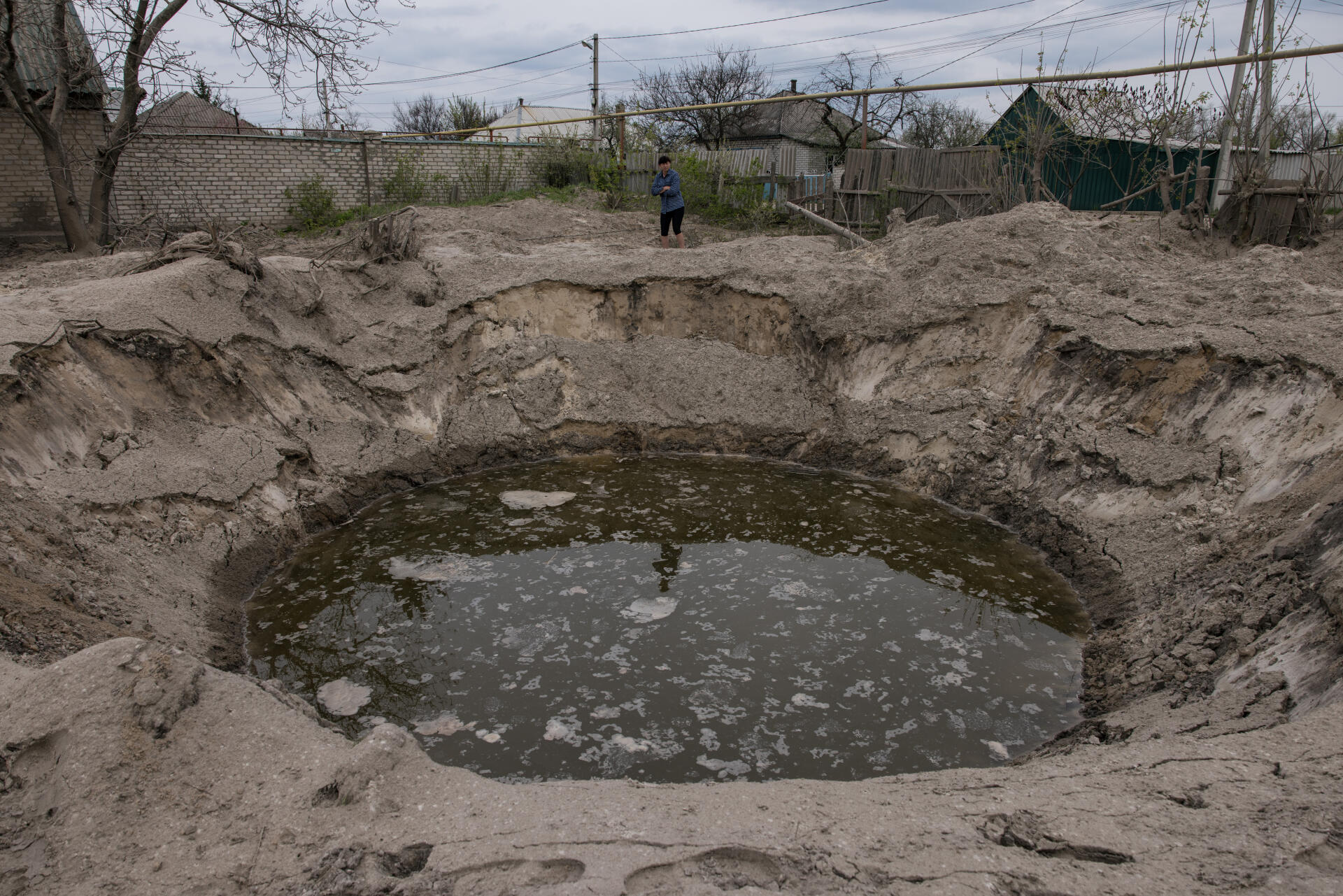 Le jardin d’Olena, 40 ans, a été détruit par un bombardement, à Lyman (région de Donetsk, Ukraine), le 23 avril 2022.