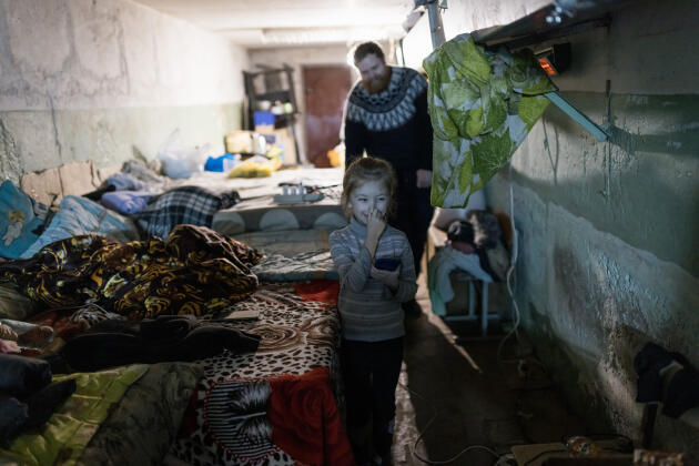 Une vingtaine de civils a trouvé refuge dans un abri souterrain de Sievierodonetsk (région de Louhansk, Ukraine), le 20 avril 2022. Certains, comme cette fillette, y restent jour et nuit.