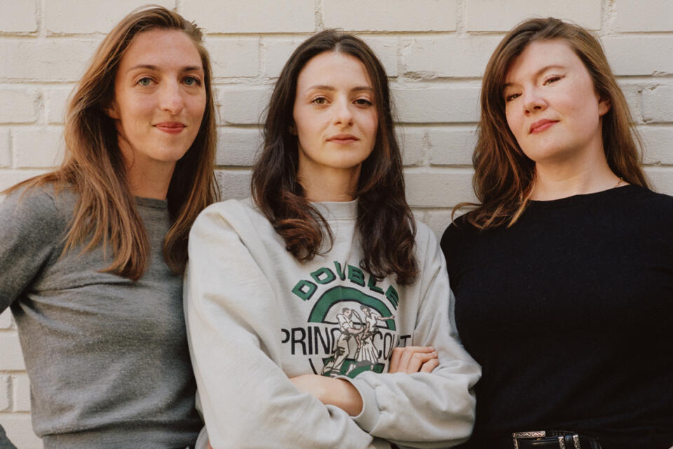 Les sœurs Grimmeisen, à L'Usine Spring Court, à Paris, le 25 avril. De gauche à droite : Laura, Théodora et Florence. Le 25 avril 2022.