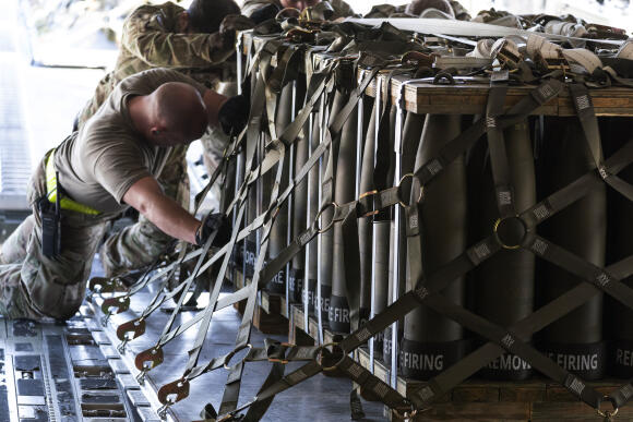 Des aviateurs poussent plus de 2 000 kilos d’obus de 155 mm destinés à l’Ukraine à l’intérieur d’un avion C-17 pour le transport, le vendredi 29 avril 2022, à la base aérienne de Dover, dans l’Etat de New York.