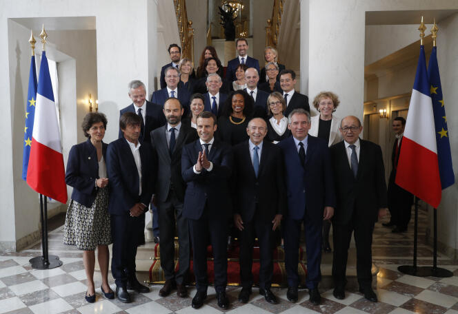 Le président français Emmanuel Macron et le premier ministre Edouard Philippe  posent au palais de l’Élysée après le premier conseil des ministres, le 18 mai 2017.