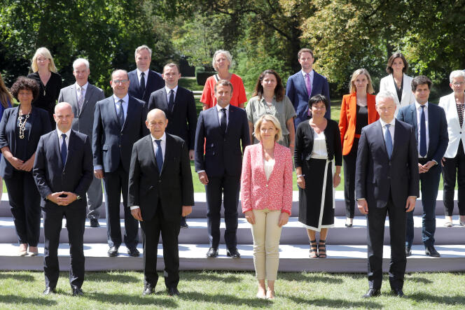 Le président français Emmanuel Macron pose avec les membres du gouvernement, le 29 juillet 2020 au palais de l’Élysée à Paris. 