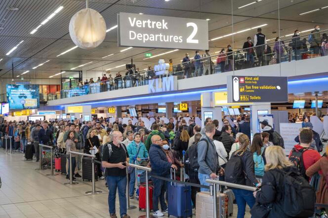 In recent days, travelers have been asked to arrive four hours before takeoff and huge queues have formed at the airport gates over the weekend of April 30th and May 1st. 