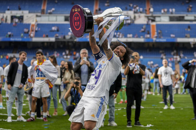 Los jugadores del Real Madrid celebraron su título de campeón de España en casa, en el estadio Santiago Bernabeu de Madrid, el sábado 30 de abril de 2022. 