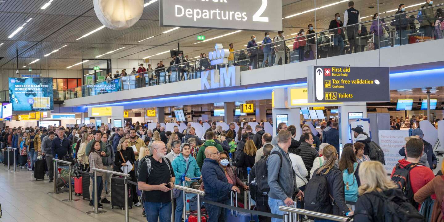 Schiphol Airport in Amsterdam unable to cope with the influx of travelers