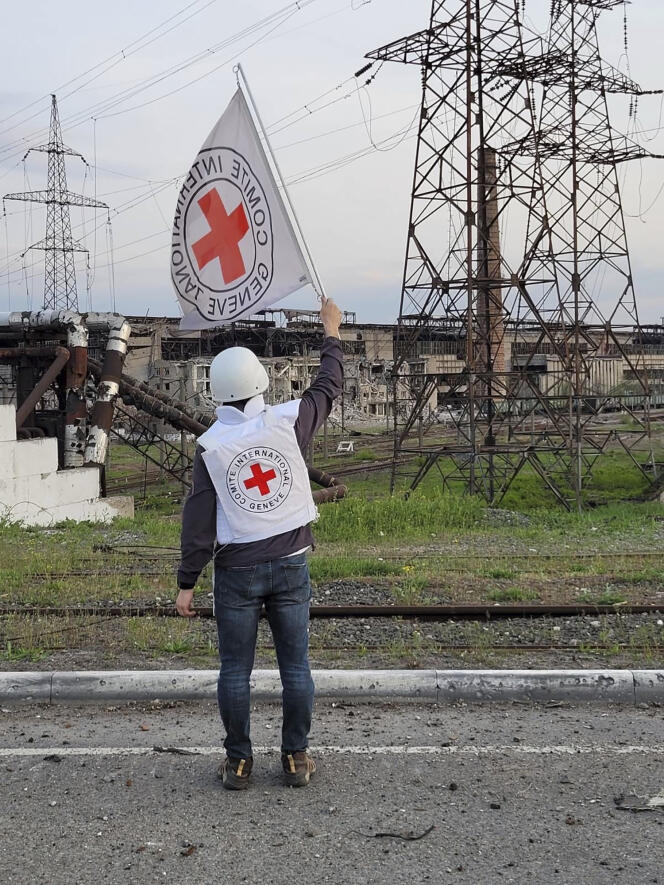 Un responsable de la Croix-Rouge agite un drapeau blanc à l’approche de l’aciérie Azovstal, à Marioupol, en Ukraine, le 1er mai 2022.