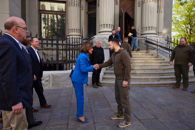 El presidente de Ucrania, Volodymyr Zelensky, saluda a la presidenta de la Cámara de Representantes del Congreso de los Estados Unidos, Nancy Pelosi, en Kiev el 30 de abril de 2022.