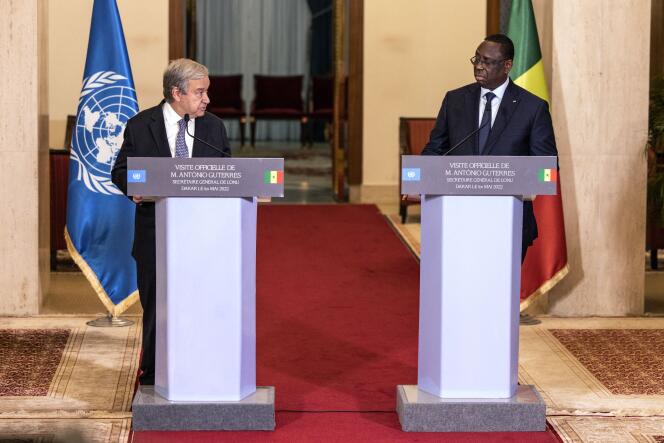 Le secrétaire général des Nations unies (ONU), Antonio Guterres (à gauche), en tournée en Afrique de l’Ouest, et le président sénégalais, Macky Sall, tiennent une conférence de presse, à Dakar, le 1er mai 2022.