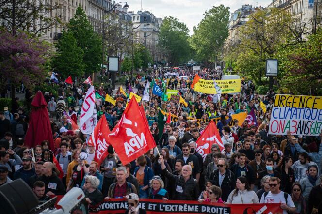 Los manifestantes marchan durante el Día Internacional de los Trabajadores en París el 1 de mayo de 2022.