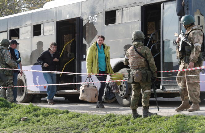 Natalia Ousmanova, 37 ans, évacuée de Marioupol, arrive dans un centre d’hébergement, à Bezimenne (Ukraine), dans la région de Donetsk, sous contrôle russe, le 1er mai 2022.