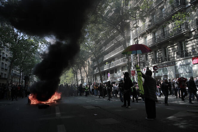 Los manifestantes abandonaron la Place de la République para unirse a la Place de la Nation en París, el domingo 1 de mayo. 