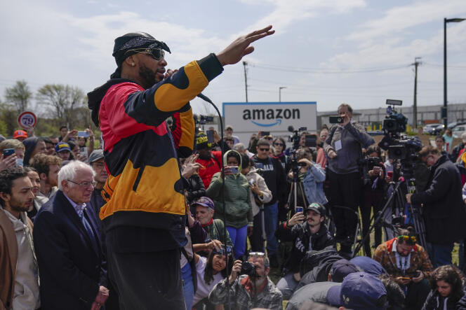 Le syndicaliste Christian Smalls et le sénateur démocrate du Vermont Bernie Sanders (à sa gauche) devant un centre logistique d’Amazon à Staten Island, le 24 avril 2022.
