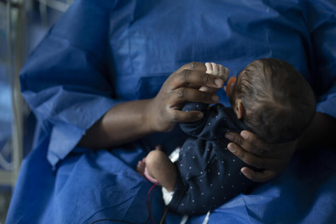 Aurore, infirmière puéricultrice, nourrit un enfant prématuré, à l’hôpital Bichat, à Paris, le 7 janvier 2021.