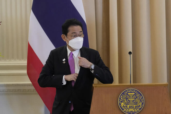 El primer ministro japonés, Fumio Kishida, después de una conferencia de prensa conjunta con su homólogo tailandés, Prayuth Chan-ocha, en Bangkok el 2 de mayo de 2022.