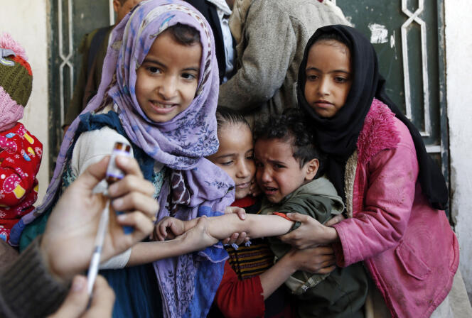 Yemeni children will receive doses of measles and polio vaccines at health centers in Sanaa, Yemen, on December 20, 2021, as part of the vaccination campaign launched with Unicef.