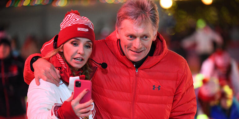 6401094 28.11.2020 Russian Presidential Spokesman, Dmitry Peskov, and his wife, ice dancer, Tatiana Navka, attend the opening of the 15th season at the GUM ice skating rink in Red Square, Moscow, Russia.  Alexey Maishev / Sputnik (Photo by Alexey Maishev / Sputnik / Sputnik via AFP)