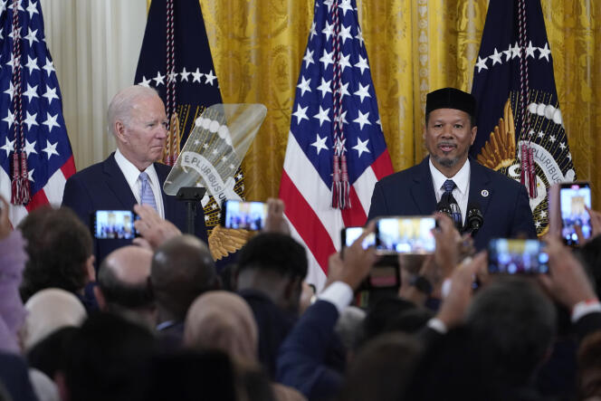 Le président Joe Biden, à gauche, au côté de Talib Shareef, imam de la mosquée Masjid Muhammad, à Washington le 2 mai 2022.
