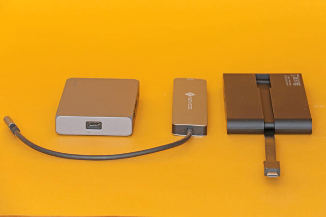 Le Novoo au centre est typique des docks USB-C, avec son câble fixe de quinze centimètres. Certains modèles permettent de débrancher le câble (comme le Soho de gauche) ou intègrent un rangement (comme le PNY de droite).