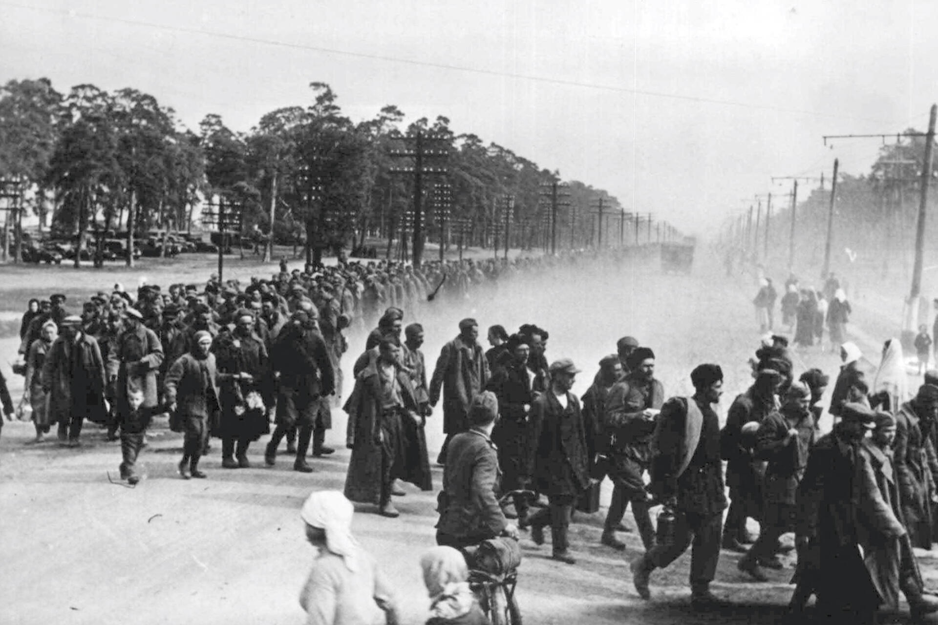 Prisonniers de guerre soviétiques capturés par l’Allemagne en Ukraine, lors de  « l’opération Barbarossa », en 1941.