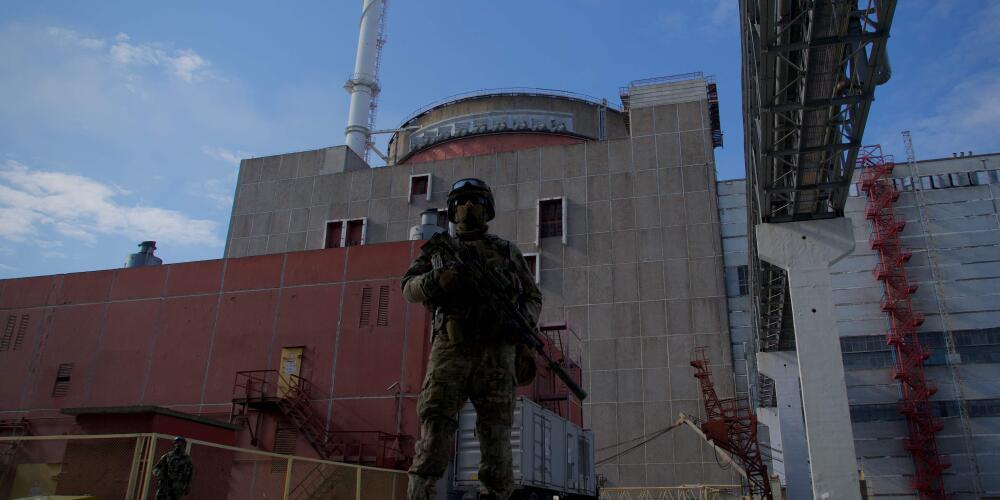 Un militaire russe surveille les abords du deuxième réacteur de la centrale nucléaire de Zaporijia, à Enerhodar, le 1ᵉʳ mai 2022.