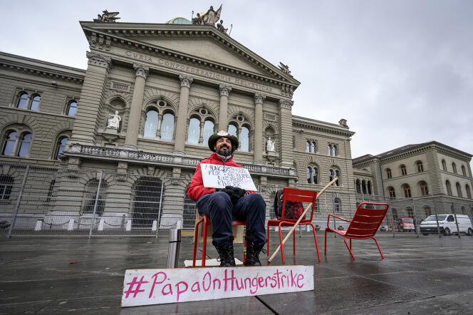Guillermo Fernandez, « papa en grève de la faim » protestant contre l’inaction face au changement climatique, devant le Palais fédéral, à Berne, le 28 novembre 2021.