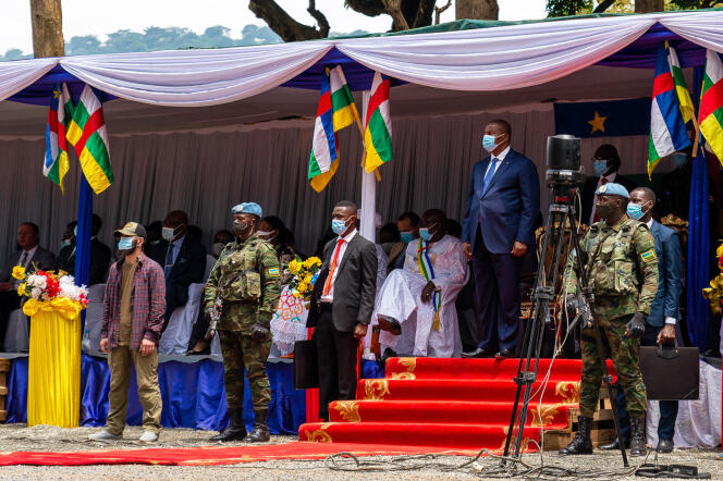 Central African President Faustin Archange Touadéra in Bangui, August 13, 2021, protected by the presidential guard and elements of the Russian private security company Wagner. 