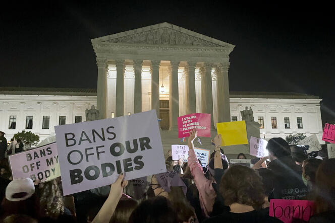 Manifestation pour le droit à l’avortement devant la Cour suprême, à Washington, dans la nuit du 2 au 3 mai 2022. 