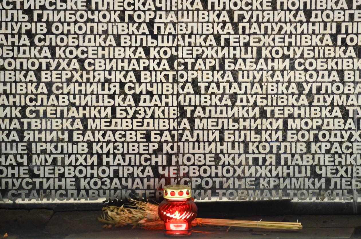 Lors d’une cérémonie commémorative, près d’un monument aux victimes de la grande famine, à Kiev, en 2015.