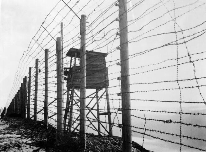 Des barbelés et un poste de guet au camp de concentration du Struthof, à Natzwiller (Bas-Rhin), aux alentours de 1940. 