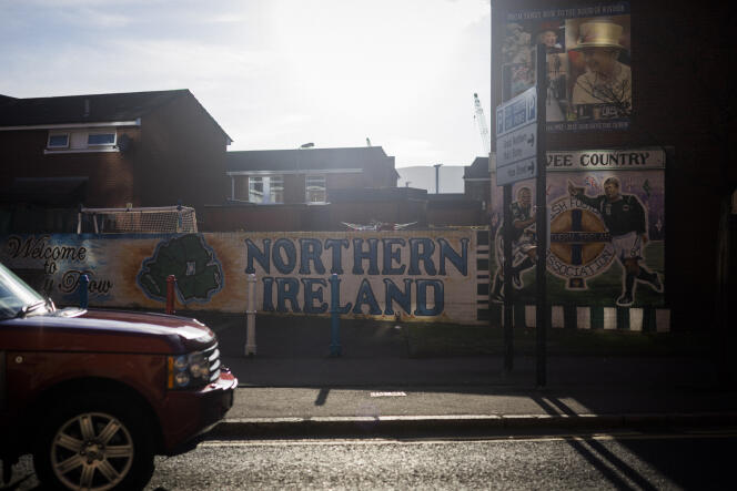 Les mots « Irlande du Nord » peints sur un mur du quartier loyaliste ouvrier de Sandy Row, à Belfast, le 27 avril 2022.
