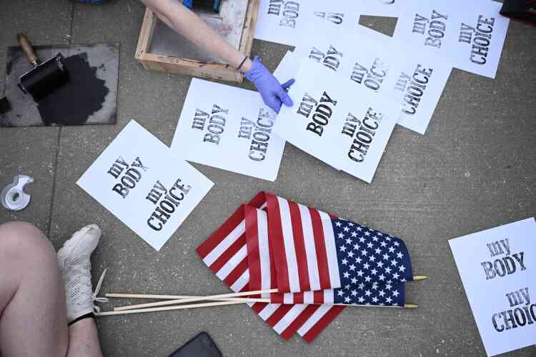 A Washington DC, des manifestants pro-choix font des pancartes devant la Cour suprême des États-Unis, le 3 mai 2022.