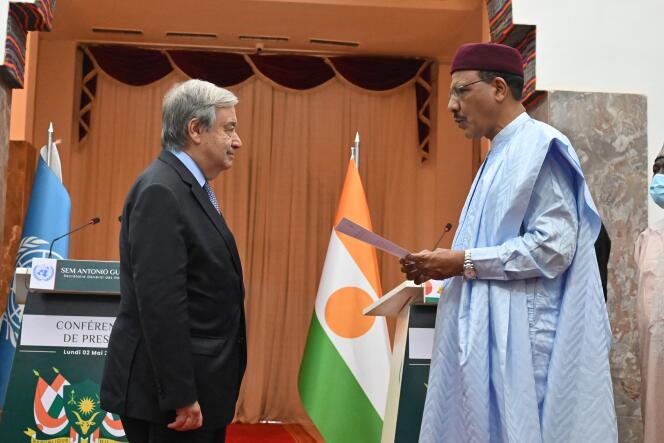 UN Secretary-General Antonio Guterres (left) and Nigerian President Mohamed Bazum (right) at the Presidential Palace in Niamey on May 2, 2022.
