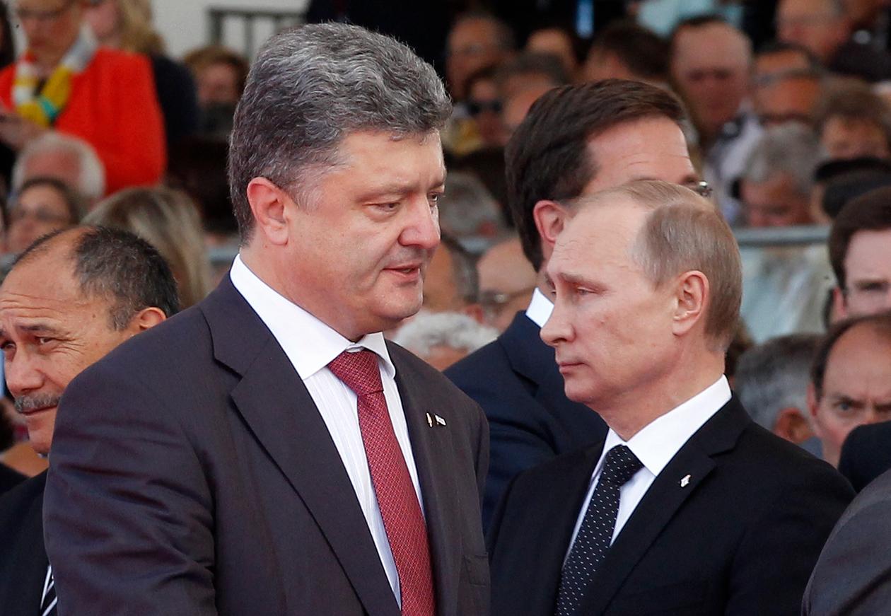 L’ancien président ukrainien Petro Porochenko et Vladimir Poutine à Ouistreham, le 6 juin 2014, pour le 70e anniversaire du débarquement allié en Normandie.