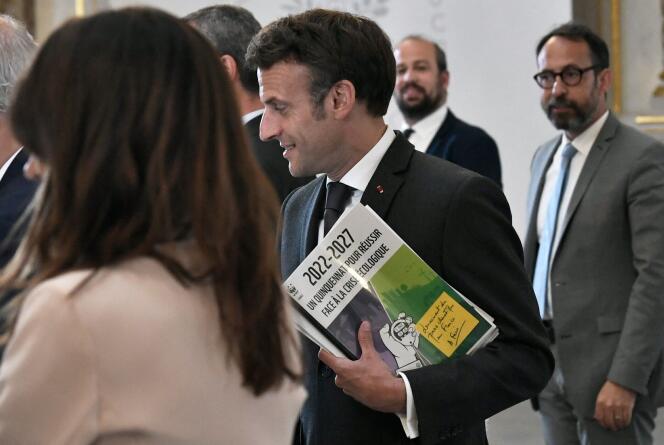 Emmanuel Macron attends a meeting on climate issues at the Elysée Palace, May 4, 2022.