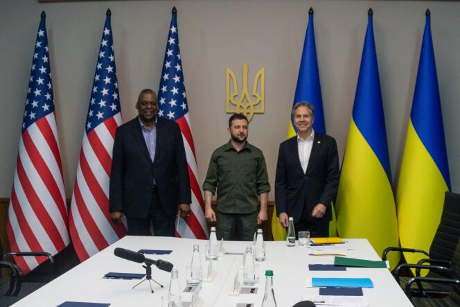 Le secrétaire américain à la défense, Lloyd Austin (gauche) et son homologue Anthony Blinken, secrétaire d’État (droite), entourent le président ukrainien Volodymyr Zelensky, lors d’une rencontre à Kiev, le 24 avril.