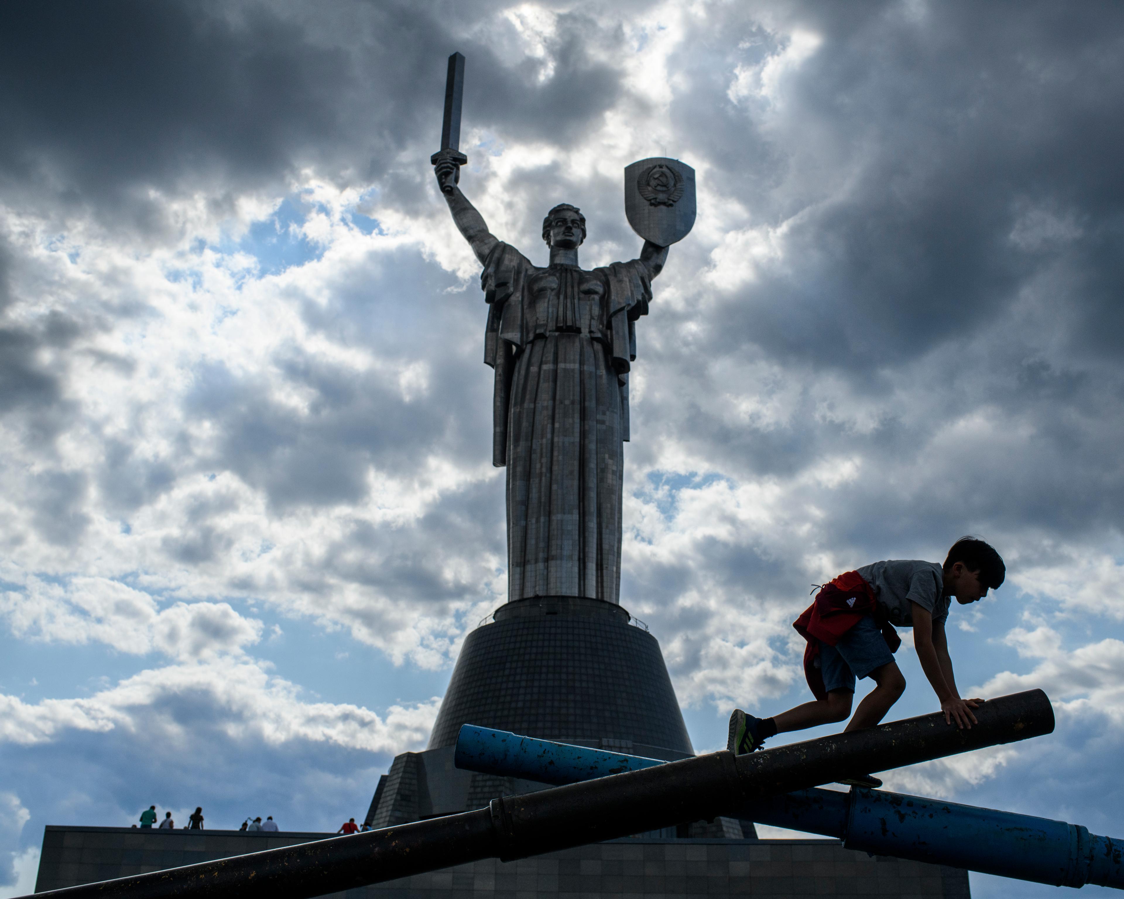Près de la statue de la Mère-Patrie, à Kiev, en Ukraine, un tank utilisé pendant la guerre opposant les forces ukrainiennes et les séparatistes prorusses dans le Donbass. Le 22 août 2021.